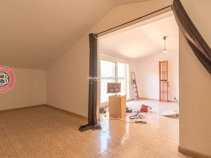 Foto 46906e5b-d8c0-445a-a497-081c79ab3664. Haus mit heizung parking in Masquefa