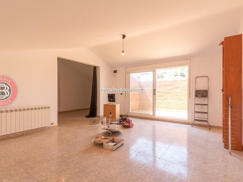 Foto 4d46122a-267c-45cd-afe9-a5a3cd30d10f. Haus mit heizung parking in Masquefa