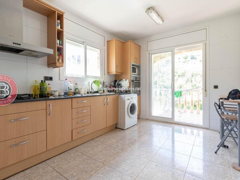 Foto 8179c210-7e3e-44d4-aca0-03c5509af1f9. Haus mit heizung parking in Masquefa