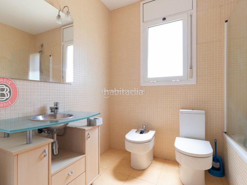 Foto 8304b203-07d4-45b4-90a7-cbc135e5a67f. Haus mit heizung parking in Masquefa