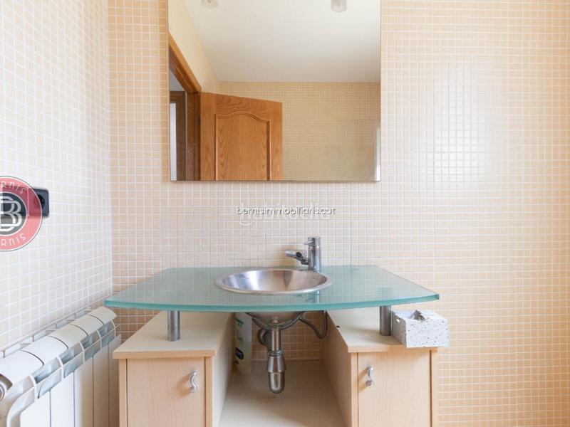 Foto d9702dd3-1817-415c-a525-8e73af358c2e. Haus mit heizung parking in Masquefa