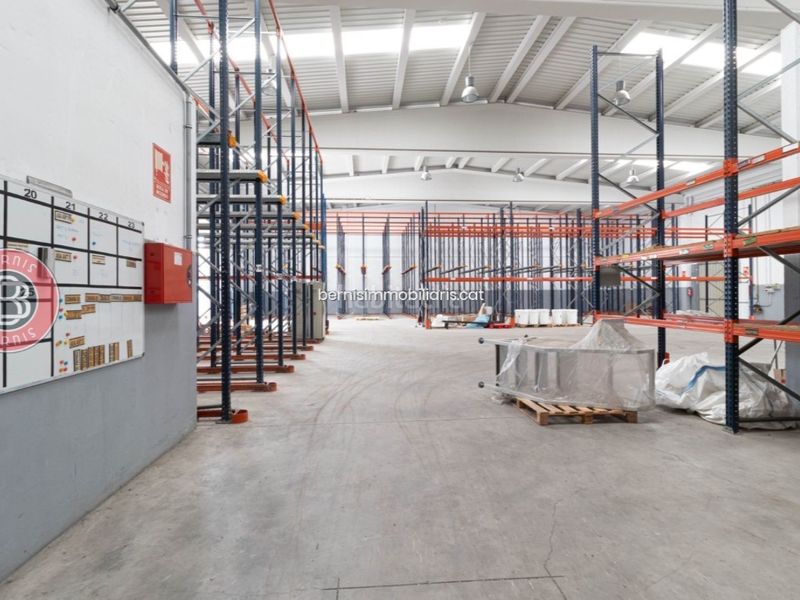 Foto 73f8f1e8-d094-4574-a2a6-a80d757b173b. Nau industrial a Piera