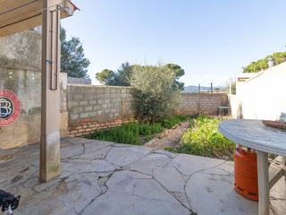 Casa adossada  Calle abat marcet. La casa donde empezar una nueva etapa  patio, luz y espacio para