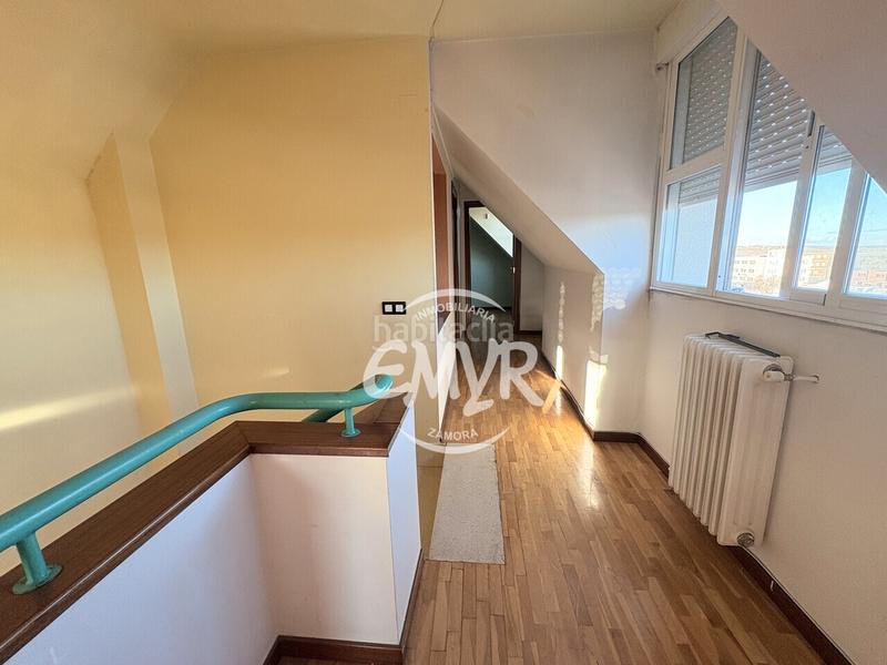 Foto c7452b92-45b5-483b-8d0a-e43fda411f2e. Zweistöckige wohnung in calle colón 31 in Los Bloques Zamora