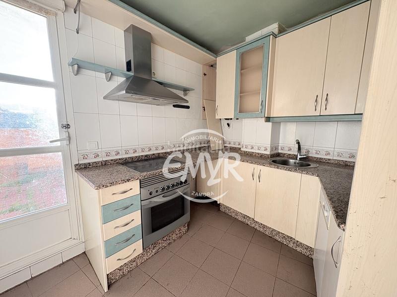 Foto d600472a-0212-49ad-ba7a-23c22f6a7cfd. Zweistöckige wohnung in calle colón 31 in Los Bloques Zamora