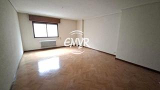 Pis  Calle regimiento de toledo 25. Piso de 4 dormitorios con garaje en c/ regimiento de toledo