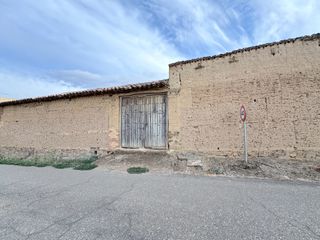 Capannone industriale  Calle santovenia. Nave-almacén con patio