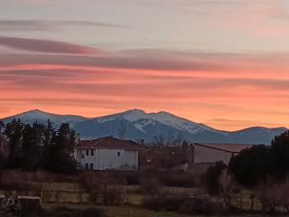Casa adossada a Torrecaballeros. Chalet totalmente reformado en urbanización cerrada
