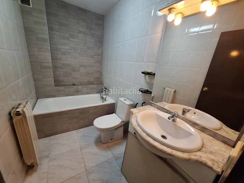 Foto 9fe8c924-b574-44e1-82df-c4d90e0f94e9. Casa  inglesa de 300m2 al lado de la rambla en Sabadell