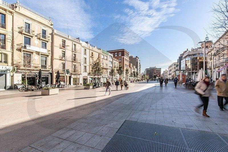 Foto 1046291a-adbe-4326-86c3-dafdfd509a78. Aparcament cotxe a Centre Sabadell