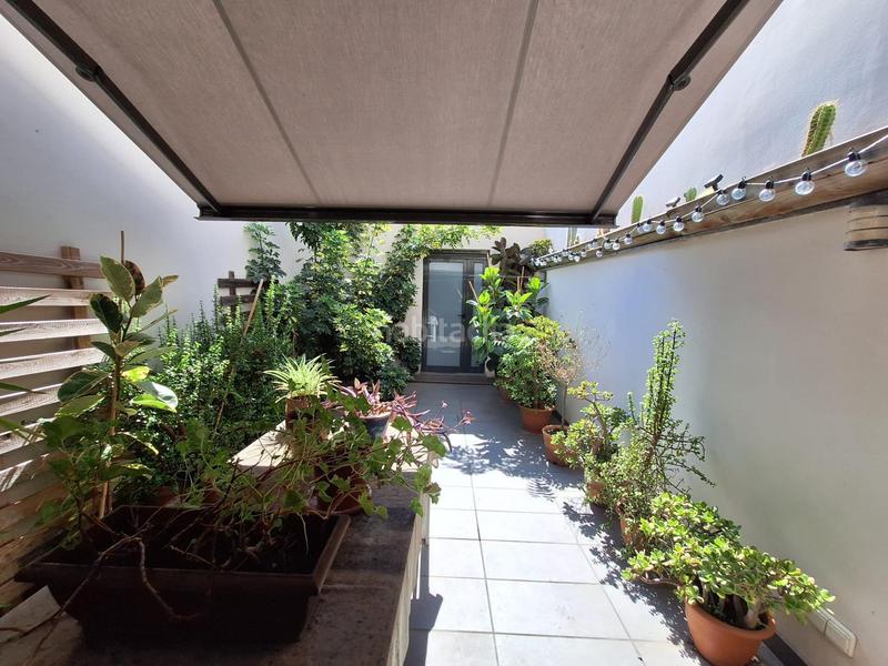 Foto ab187cf4-e1a7-42e5-a467-0522daaff555. Casa  adosada en el centro con patio y terraza en Sabadell