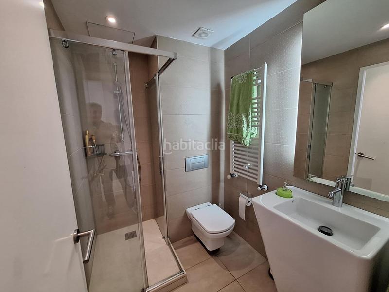 Foto b1b640fe-f361-4e42-b4ba-9225bcc80e6e. Casa  adosada en el centro con patio y terraza en Sabadell