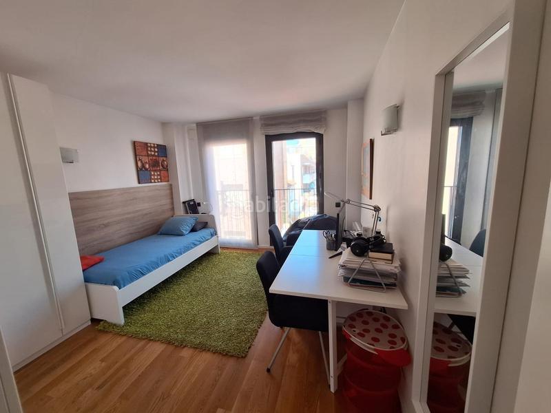 Foto d00ee0a6-3976-48bf-ae27-f1f6e9aeb36c. Casa  adosada en el centro con patio y terraza en Sabadell