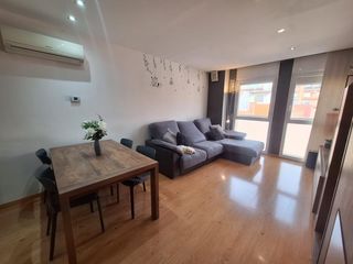 Etagenwohnung in Eixample. Fantástico dúplex del 2006 con terraza y zona de barbacoa