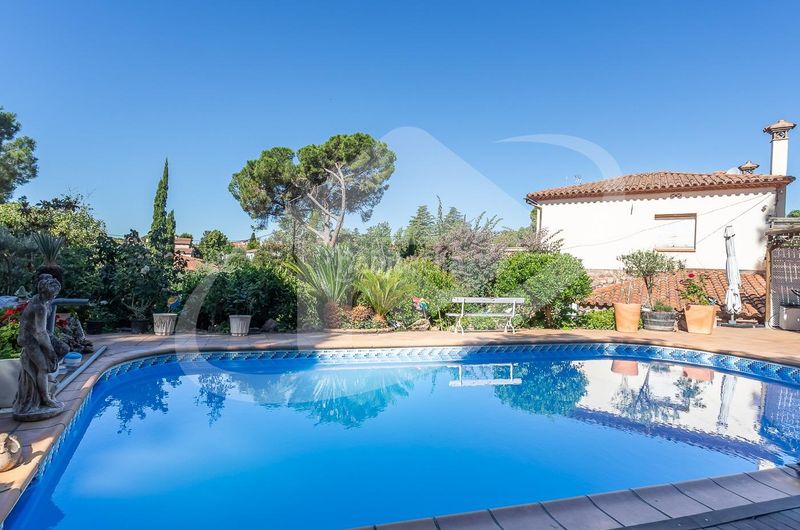 Foto c7404e79-0d3b-48b2-8e01-7f363603e110. Casa amb calefacció aparcament piscina a Matadepera
