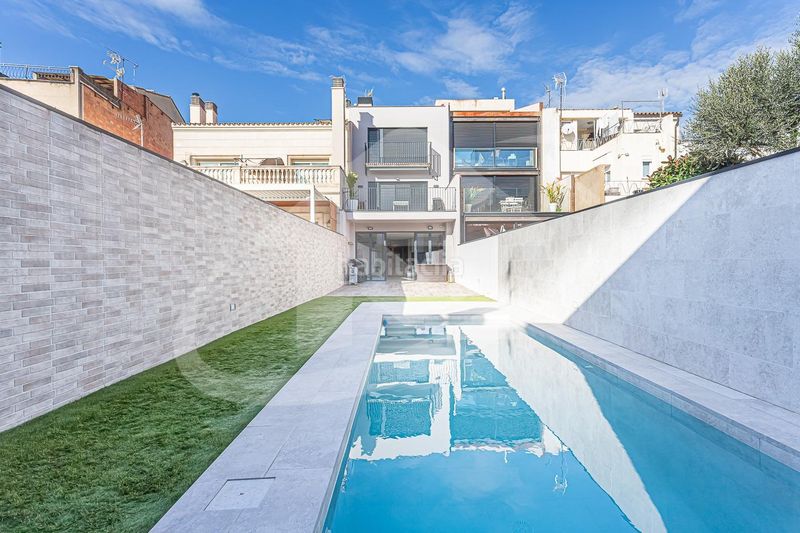 Foto 427a3be9-7d54-4fc1-84bf-c65fd8077e7b. Casa con riscaldamento parcheggio piscina in Centre Sabadell