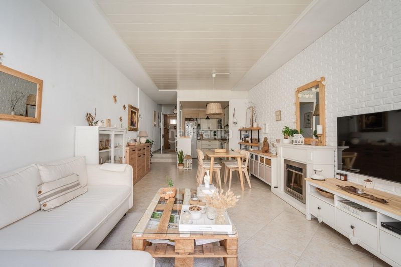 Foto a0cbb0f6-cff4-499c-9a52-db302cb49b28. Casa adossada amb calefacció aparcament a Gràcia Sabadell