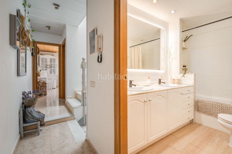 Foto f1dd7895-6525-49d2-a84b-9a8287ff780c. Casa adossada amb calefacció aparcament a Gràcia Sabadell
