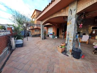 Xalet a Santa Perpètua de Mogoda. Fantástica casa de 4 vientos con piscina privada