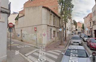 Casa a Centre. Casa cantonera en el centro de sabadell para construr