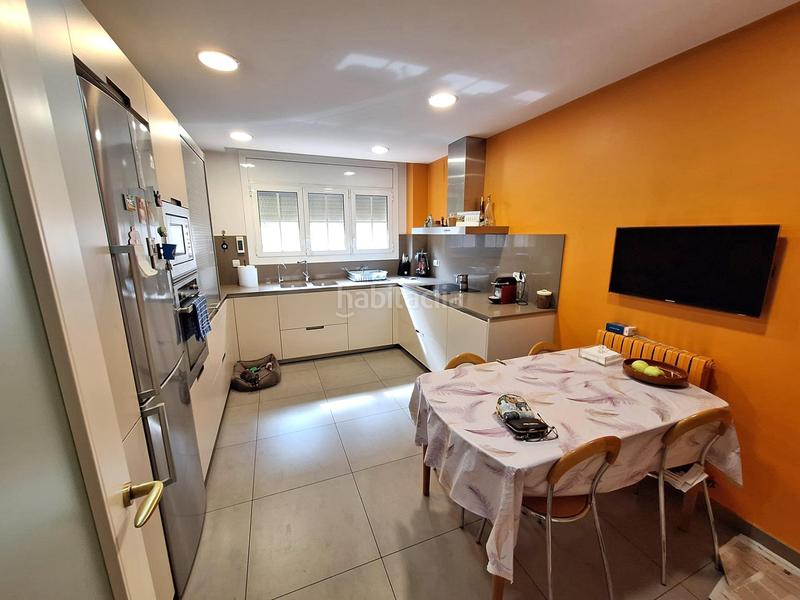 Foto ee082564-5dd8-4347-b20c-698f16c6c742. Casa amb aparcament a Centre Sabadell