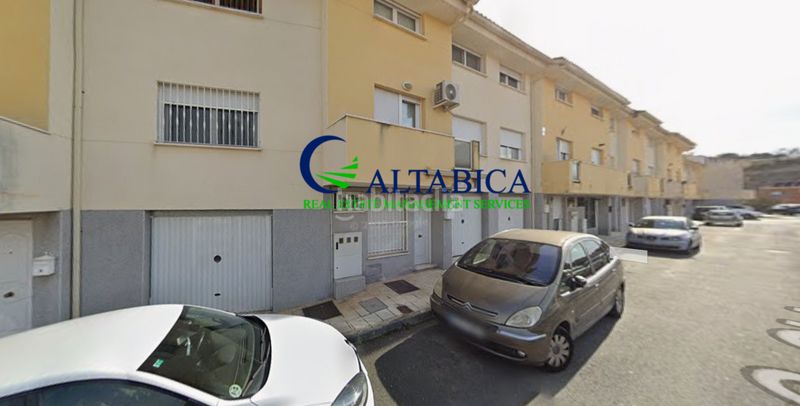 Foto fb876b2a-7fbd-442d-8fa3-4425a5520a4d. Casa amb aparcament a Borox