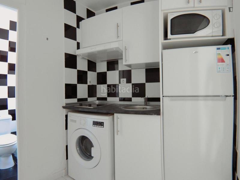 Foto 8bed5f12-113a-4bc7-b33f-430e26f6b796. Alquiler estudio en Valdeacederas Madrid