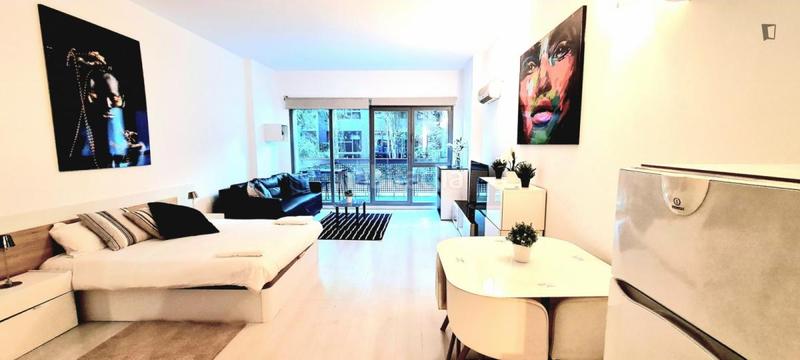 Foto 99acbf66-2c34-4302-aea6-e560db759925. Rent studio with heating in Virgen del Cortijo-Manoteras Madrid