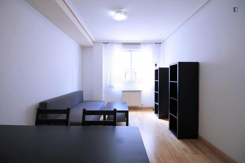 Foto 203af87f-b129-4d60-b23d-73b65e5b143a. Alquiler apartamento en Valdeacederas Madrid