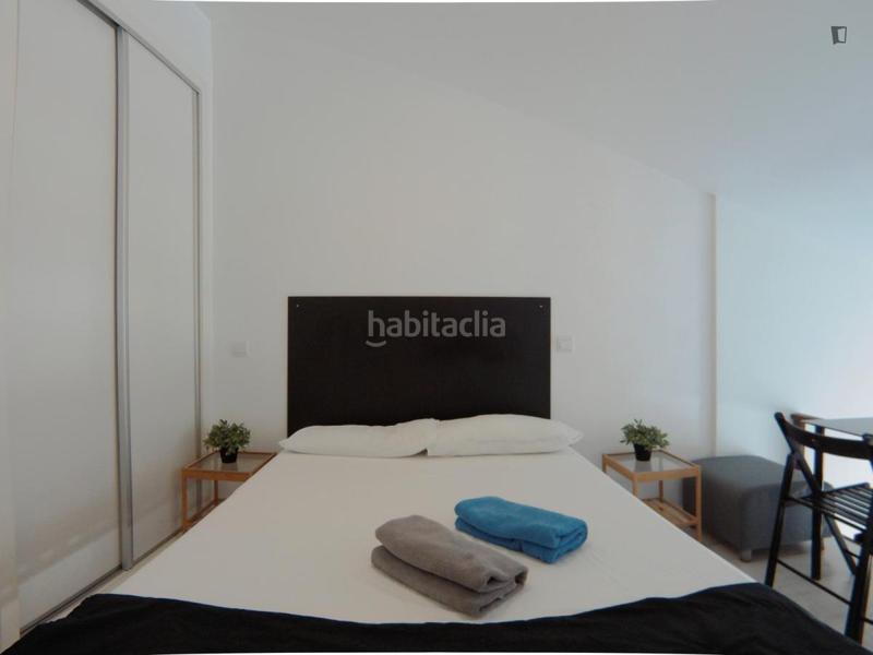 Foto f140e7d0-541d-4b54-b381-f355c481d352. Alquiler estudio en Valdeacederas Madrid