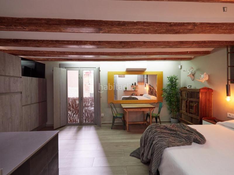 Foto 118cc08a-eae2-45eb-a487-cd62105cb0f6. Alquiler estudio en Raval Barcelona