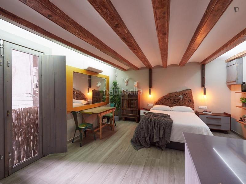 Foto af94ae28-3995-4285-b0fd-54bd768e05be. Alquiler estudio en Raval Barcelona