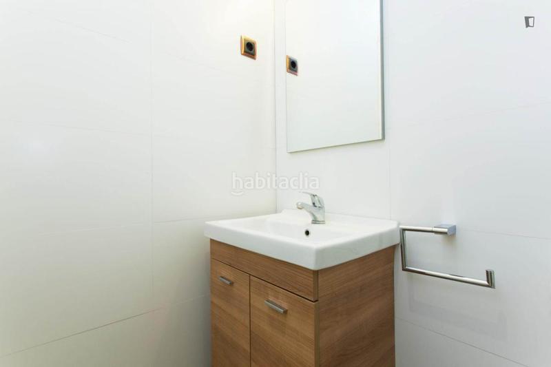 Foto 5a323d07-6b54-4e5f-913b-eec046839327. Lloguer estudi a Raval Barcelona