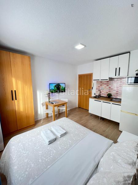 Foto c9857e8e-e652-4b8c-ad32-2d6b3dde4924. Alquiler estudio en Arapiles Madrid