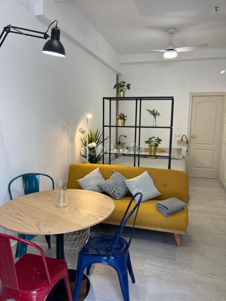Foto fb5380a2-18a7-4672-9e3d-3df87950abea. Alquiler estudio en Torrefiel Valencia
