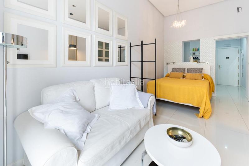 Foto dd958bcf-7df9-43d8-98db-a2376a7f3c51. Alquiler apartamento en Sol Madrid