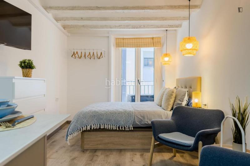 Foto d8549178-feb8-4133-a33c-f7c9f0babed9. Alquiler estudio en Raval Barcelona