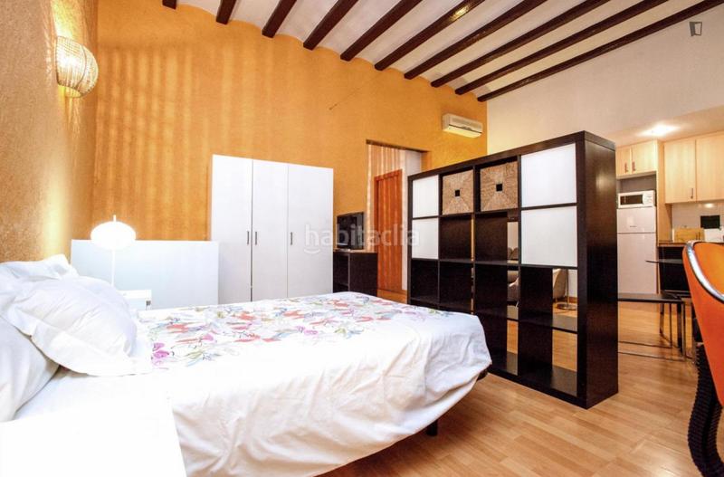 Foto dc51142c-d657-45ca-a4e3-d9342d97d2f1. Rent studio in Gòtic Barcelona
