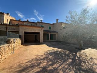 Casa adossada a Santa Eugènia. Espectacular adosado seminuevo con piscina privada en entorno na