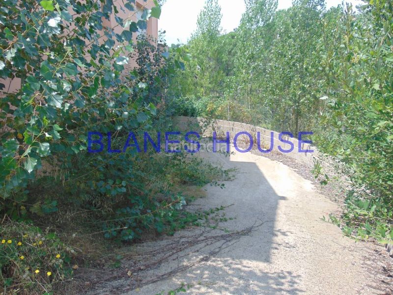 Foto 8a26222e-2881-4fe5-aaf8-2d03173a9f01. Casa amb aparcament a Aiguaviva Parc Vidreres