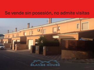 Casa adossada a Jaume tapies boadas 10. Chalet adosado en venta en riudarenes