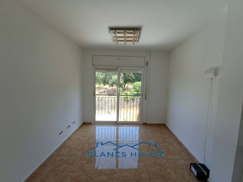 Foto 6ac0a178-372a-40b9-8f9d-fd7e2aa9b5af. Pis a calle segre 6 a Mont Ferrant-Joan Carles I Blanes