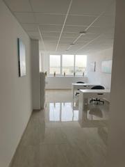 Location Bureau à Carrer de can calafat 63. Oficinas diáfanas con baño independiente y aa. al lado  aeropuer