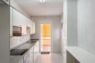 Piso  Carrer mare de déu de montserrat. Piso luminoso con piscina comunitaria