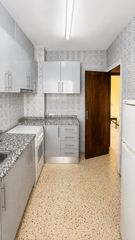 Flat  Carrer pujades 26. Piso muy luminoso, con tres habitaciones listo para entrar a viv