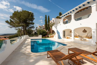 Casa a Son Bou-Sant Jaume. Villa de diseño mediterráneo con vistas al mar y licencia turíst