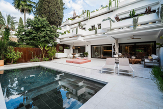 Apartament a Lomas de Marbella Club. Elegante duplex con piscina privada y jardín en lomas del marbel