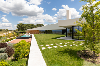 Casa a Parque Boadilla. Villa contemporánea de una sola planta con vistas a un entorno n