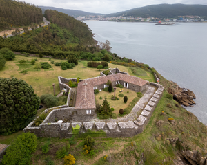 Masia a Corcubión. Castillo del cardenal en la ría de corcubión