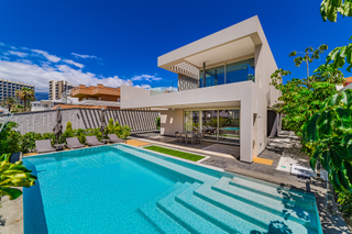 Casa en Playa de las Américas. Villa contemporánea con vistas al mar en el sur de tenerife